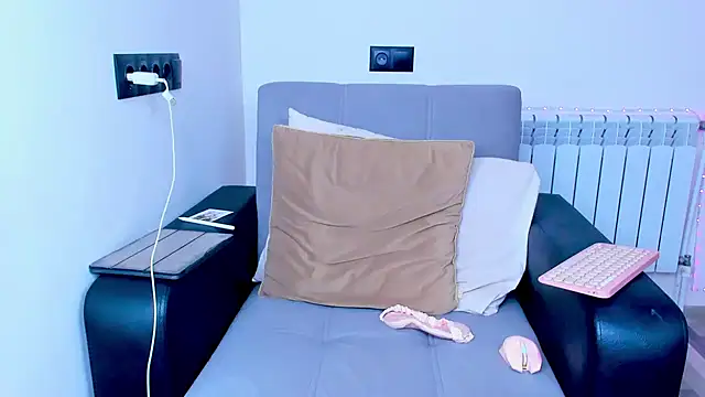 Snapshot of dollmore chatting on 8, 10, 2025 dollmore online show from 8, 10, 2025