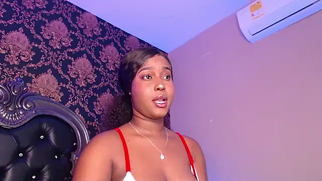 Snapshot of MichaelaCox chatting on 7, 6, 2026 MichaelaCox online show from 7, 6, 2026