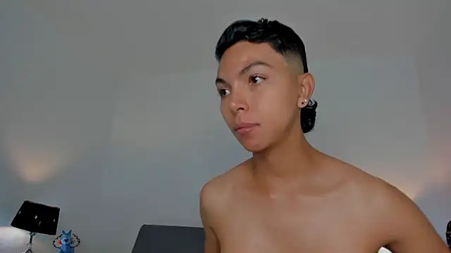 xhenisa  online show from 2, 2, 2026