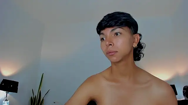Snapshot of xhenisa_ chatting on 4, 3, 2026 xhenisa online show from 4, 3, 2026