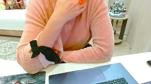 Snapshot of EveLove33 chatting on 7, 2, 2026 EveLove33 online show from 7, 2, 2026