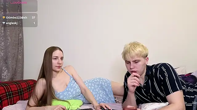 Snapshot of Emily_and_Ilumi chatting on 18, 1, 2026 Emily and Ilumi online show from 18, 1, 2026