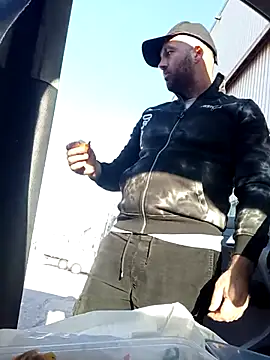 Snapshot of florin421 chatting on 5, 4, 2026 florin421 online show from 5, 4, 2026