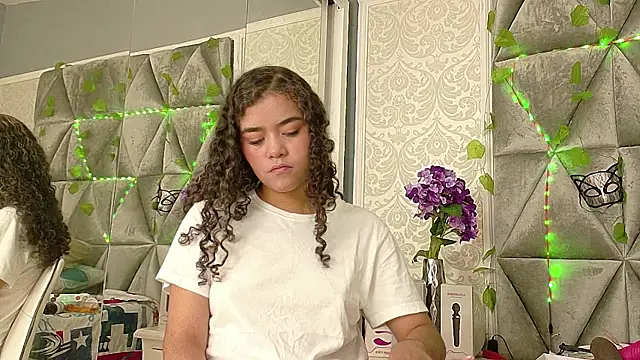 Snapshot of Angela_lovee chatting on 12, 9, 2025 Angela lovee online show from 12, 9, 2025