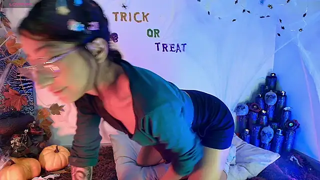 Snapshot of Cloe_Leee chatting on 21, 10, 2025 Cloe Leee online show from 21, 10, 2025