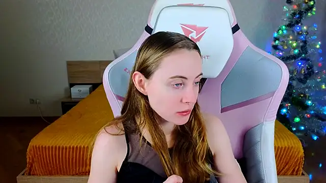 Snapshot of Cowell_Adelina chatting on 22, 12, 2025 Cowell Adelina online show from 22, 12, 2025