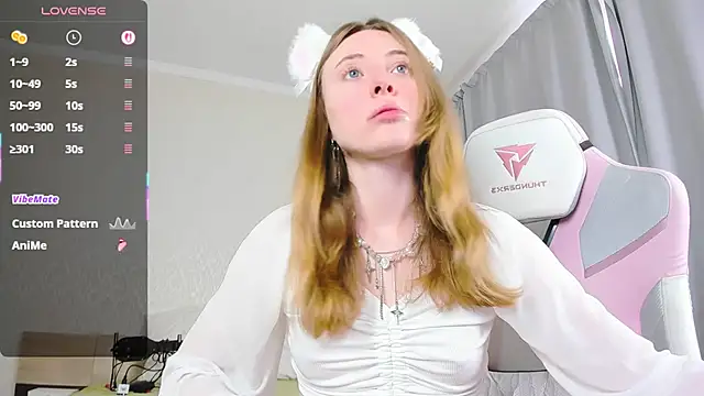 Snapshot of Cowell_Adelina chatting on 18, 10, 2025 Cowell Adelina online show from 18, 10, 2025