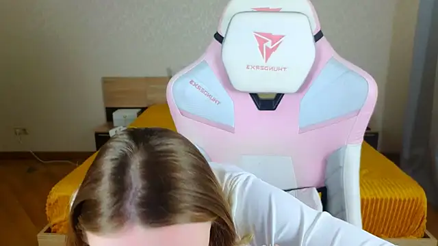 Snapshot of Cowell_Adelina chatting on 15, 12, 2025 Cowell Adelina online show from 15, 12, 2025