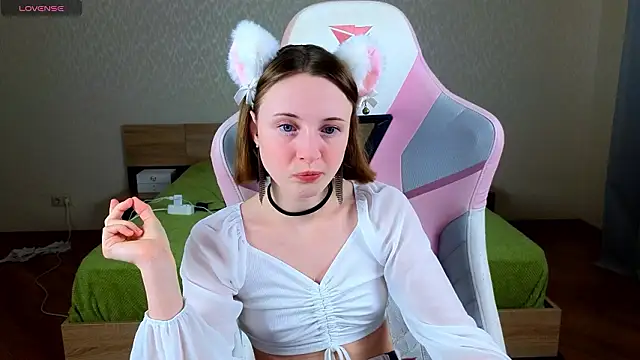 Snapshot of Cowell_Adelina chatting on 1, 3, 2026 Cowell Adelina online show from 1, 3, 2026