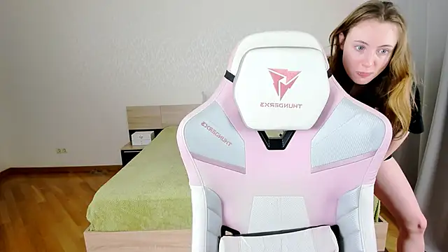 Snapshot of Cowell_Adelina chatting on 13, 9, 2025 Cowell Adelina online show from 13, 9, 2025