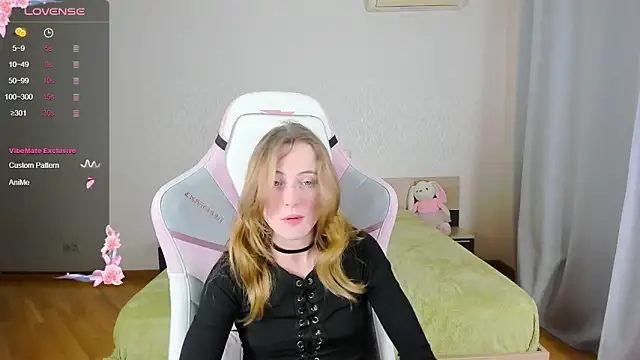 Snapshot of Cowell_Adelina chatting on 11, 10, 2025 Cowell Adelina online show from 11, 10, 2025