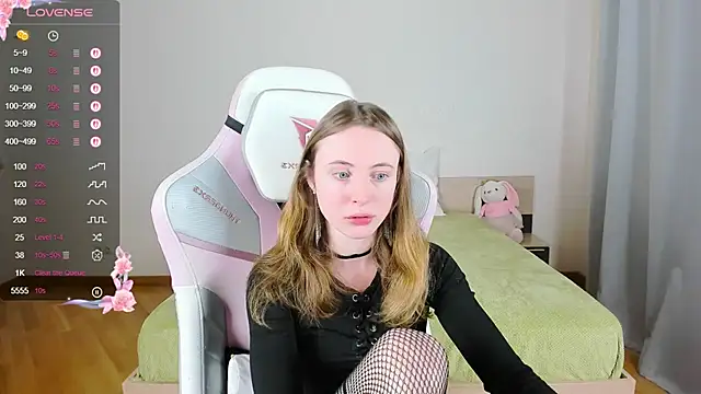 Snapshot of Cowell_Adelina chatting on 13, 10, 2025 Cowell Adelina online show from 13, 10, 2025