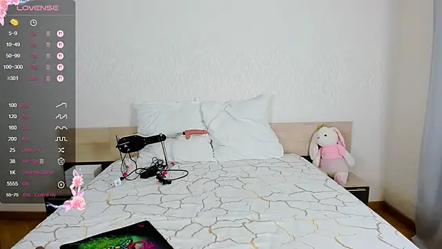 Snapshot of Cowell_Adelina chatting on 4, 10, 2025 Cowell Adelina online show from 4, 10, 2025