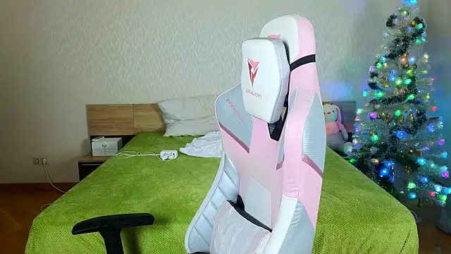 Snapshot of Cowell_Adelina chatting on 21, 12, 2025 Cowell Adelina online show from 21, 12, 2025