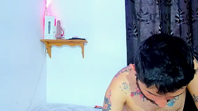 Snapshot of Bad_Couple_1 chatting on 21, 2, 2025 Bad Couple 1 online show from 21, 2, 2025