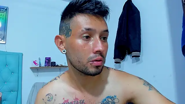 Snapshot of Bad_Couple_1 chatting on 2, 11, 2025 Bad Couple 1 online show from 2, 11, 2025