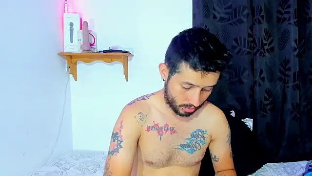 Snapshot of Bad_Couple_1 chatting on 21, 2, 2025 Bad Couple 1 online show from 21, 2, 2025