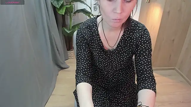 ZoeEast online show from 12, 12, 2024