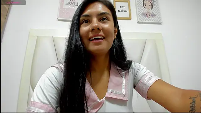 atilanadiaz7 online show from 15, 4, 2026