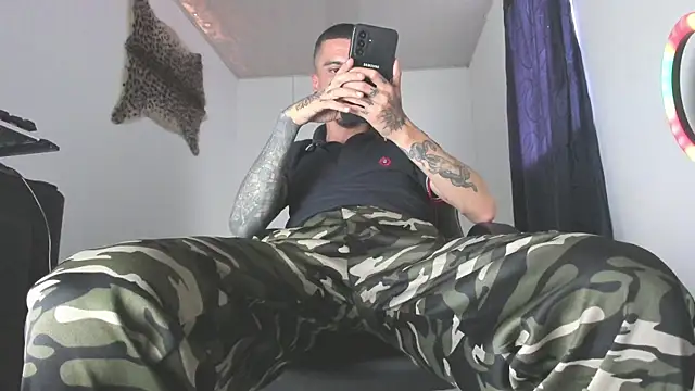 Snapshot of Aaron_BigDickxxx chatting on 7, 7, 2026 Aaron BigDickxxx online show from 7, 7, 2026