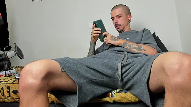 Aaron BigDickxxx online show from 10, 3, 2026