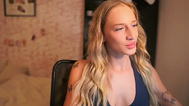Nicolette  Shea  online show from 14, 11, 2025