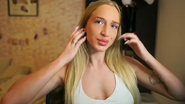 Nicolette  Shea  online show from 15, 11, 2025