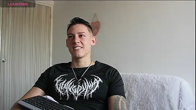 Snapshot of Muscle_King_Cum chatting on 24, 6, 2026 Muscle King Cum online show from 24, 6, 2026