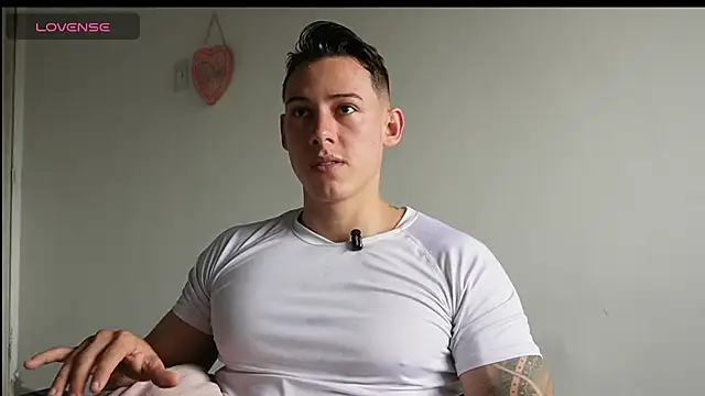 Snapshot of Muscle_King_Cum chatting on 18, 6, 2026 Muscle King Cum online show from 18, 6, 2026
