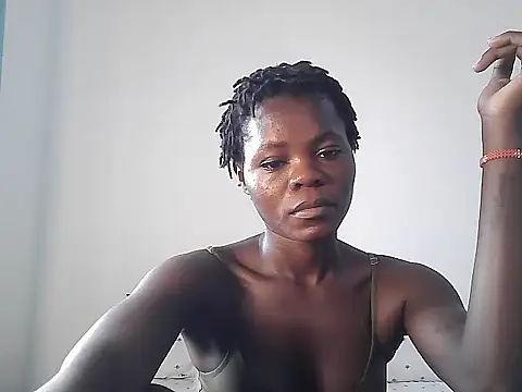 Snapshot of petiteebony_81 chatting on 19, 11, 2025 petiteebony 81 online show from 19, 11, 2025