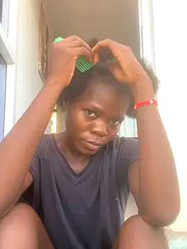 Snapshot of petiteebony_81 chatting on 18, 11, 2025 petiteebony 81 online show from 18, 11, 2025