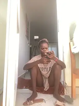 Snapshot of petiteebony_81 chatting on 23, 9, 2025 petiteebony 81 online show from 23, 9, 2025