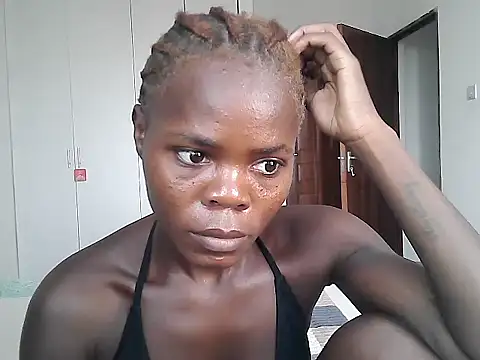 Snapshot of petiteebony_81 chatting on 15, 2, 2026 petiteebony 81 online show from 15, 2, 2026