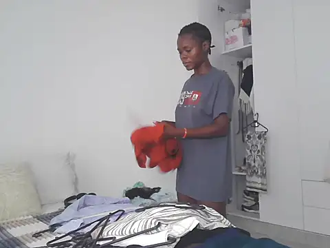 Snapshot of petiteebony_81 chatting on 24, 10, 2025 petiteebony 81 online show from 24, 10, 2025