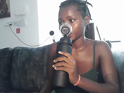 Snapshot of petiteebony_81 chatting on 25, 11, 2025 petiteebony 81 online show from 25, 11, 2025