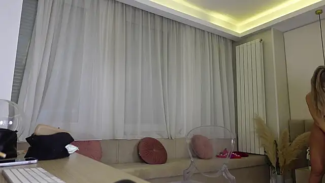 HaileyRoses online show from 18, 10, 2025