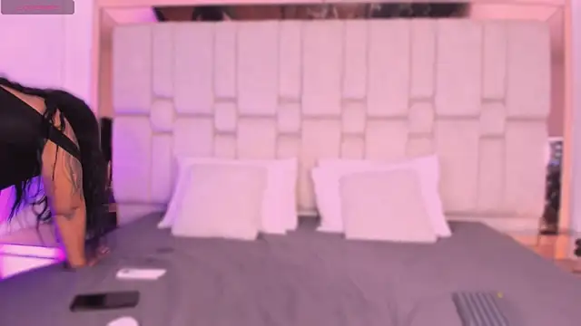 mary kisses online show from 10, 11, 2025