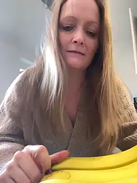 Snapshot of HoneyBluex chatting on 5, 2, 2025 HoneyBluex online show from 5, 2, 2025