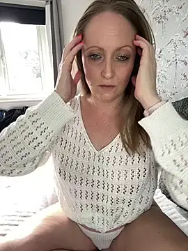 Snapshot of HoneyBluex chatting on 24, 2, 2025 HoneyBluex online show from 24, 2, 2025