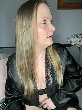 Snapshot of HoneyBluex chatting on 13, 2, 2025 HoneyBluex online show from 13, 2, 2025