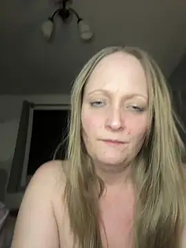 Snapshot of HoneyBluex chatting on 3, 2, 2025 HoneyBluex online show from 3, 2, 2025