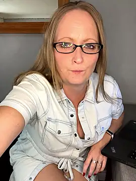 Snapshot of HoneyBluex chatting on 6, 11, 2025 HoneyBluex online show from 6, 11, 2025