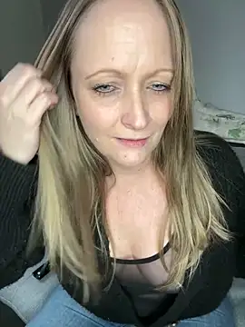 Snapshot of HoneyBluex chatting on 12, 2, 2025 HoneyBluex online show from 12, 2, 2025