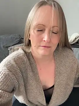 Snapshot of HoneyBluex chatting on 1, 3, 2025 HoneyBluex online show from 1, 3, 2025