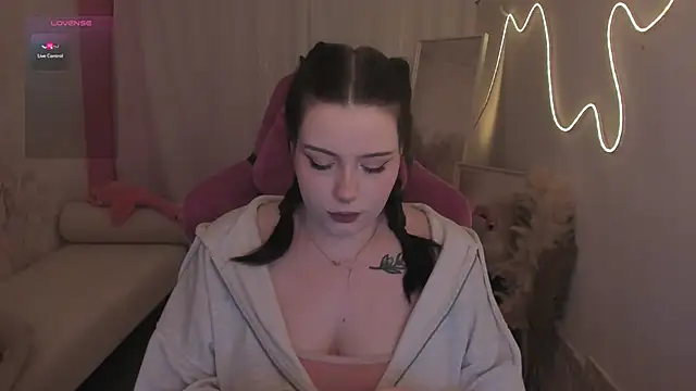 CoralineKeyns online show from 11, 2, 2026