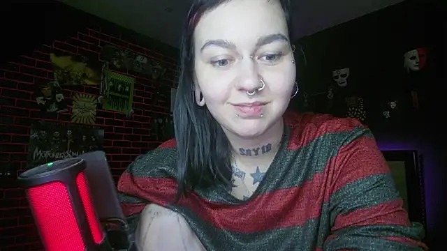 Snapshot of MoorderxDoll chatting on 19, 10, 2025 MoorderxDoll online show from 19, 10, 2025