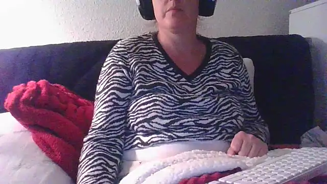 Snapshot of DragoneSFR chatting on 5, 10, 2025 DragoneSFR online show from 5, 10, 2025