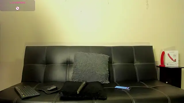 Julieta Wall  online show from 25, 2, 2025