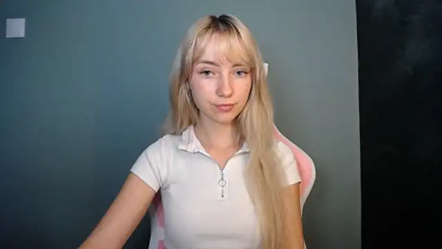 Snapshot of LuciaYoung chatting on 10, 6, 2026 LuciaYoung online show from 10, 6, 2026