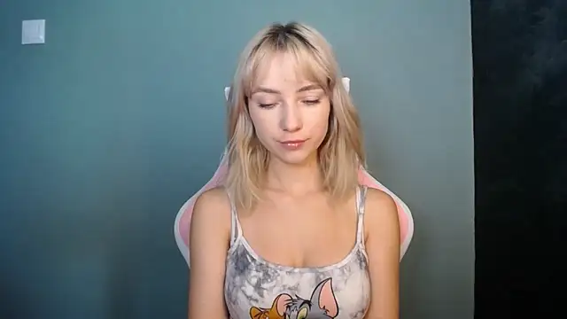 Snapshot of LuciaYoung chatting on 20, 6, 2026 LuciaYoung online show from 20, 6, 2026